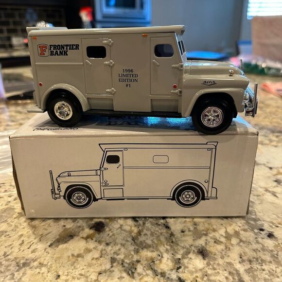 Brink's 1959 GMC Armored Truck Die-Cast Metal Vehicle W/Coin Bank, Ertl B865 - Picture 7 of 15